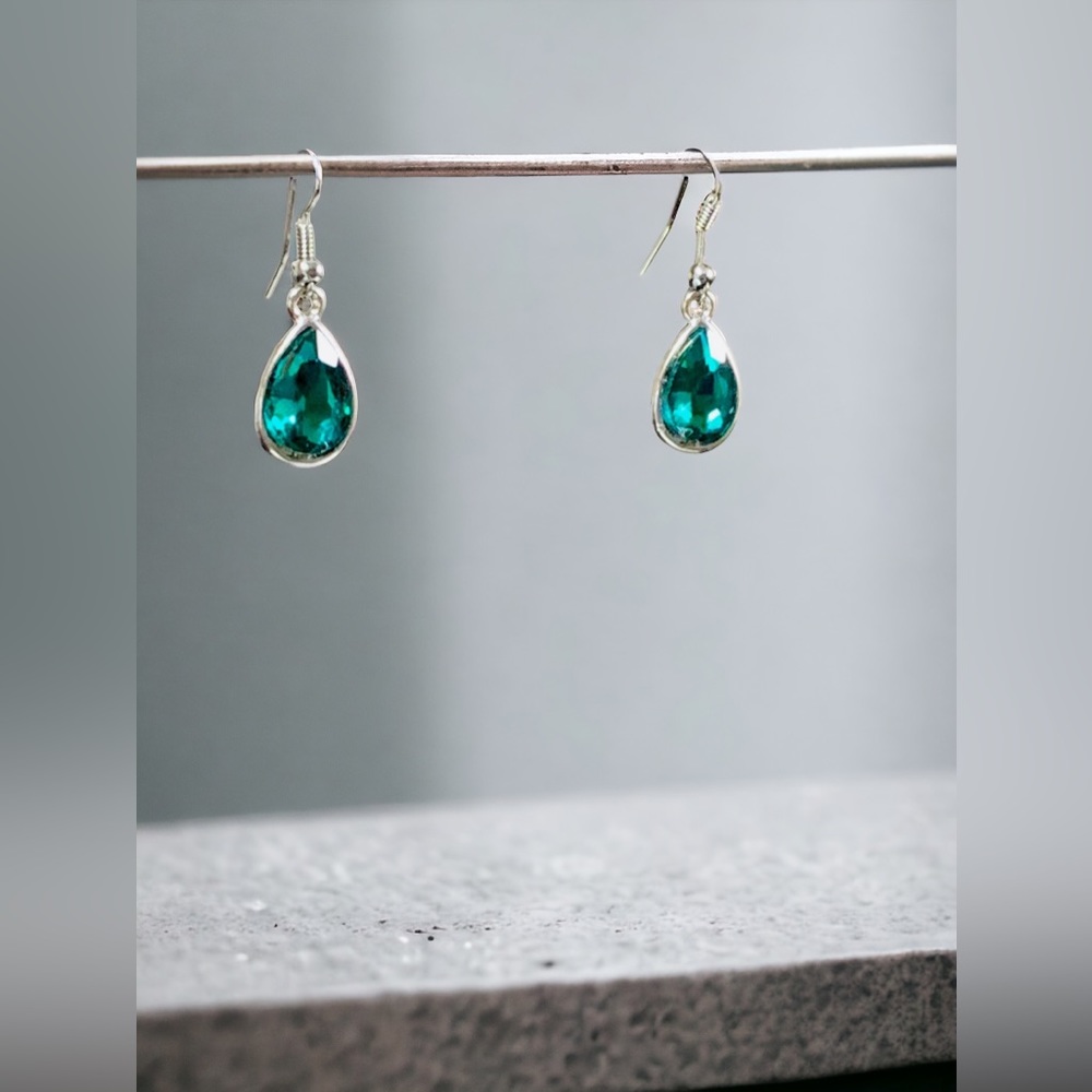 COPY🎉Host Pick🎉 Vintage Emerald Green Silver Fishhook Drop Earrings